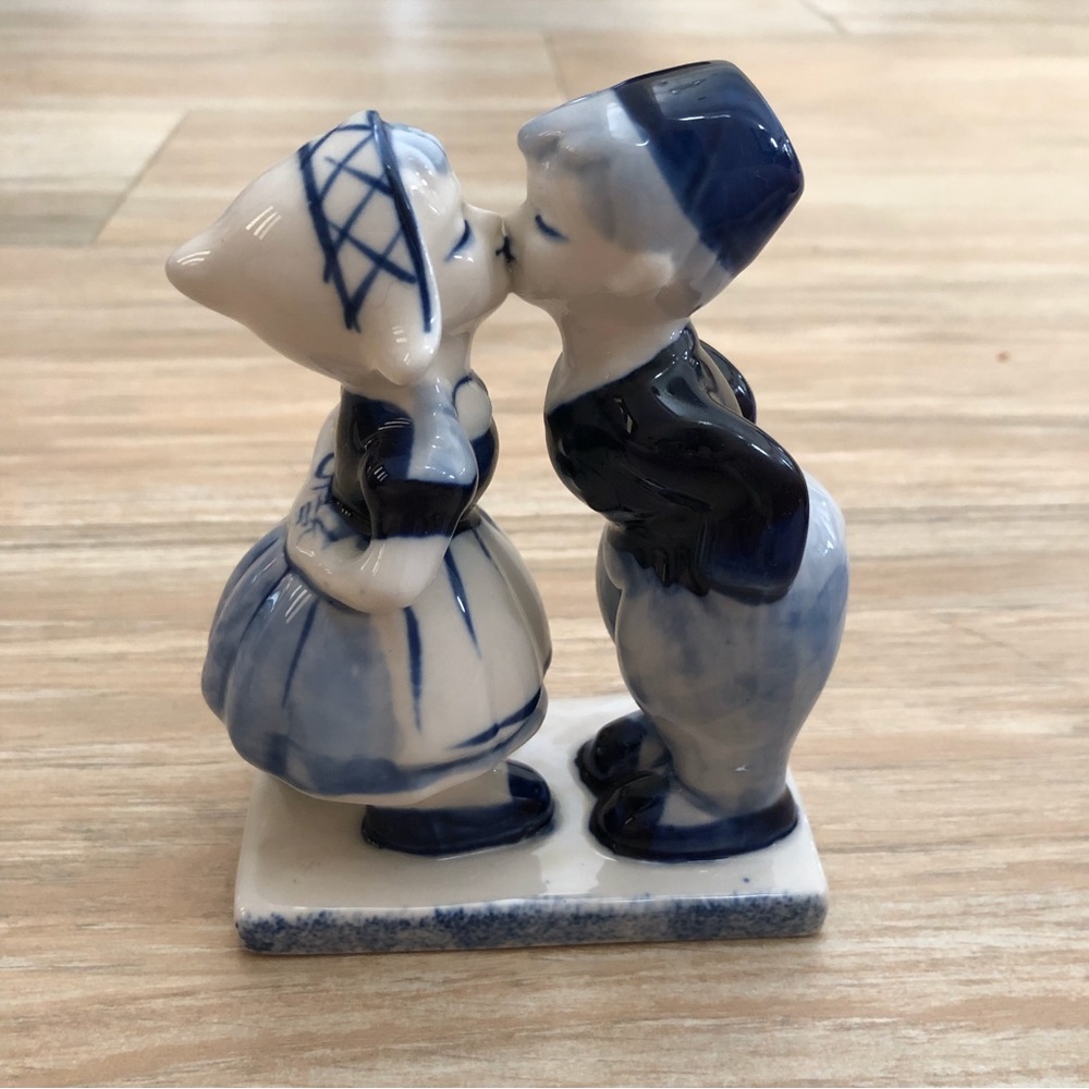 Delfts Blue Kissing Couple Figurine